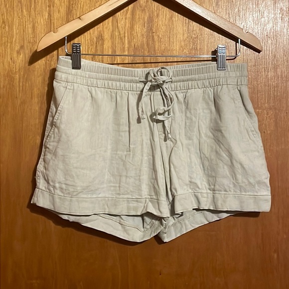 H/P🎉🥳 9/2 LONG WEEKEND FITS POSH PARTY •OLD NAVY•KHAKI SHORTS SIZE SMALL - Picture 2 of 7